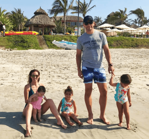 Martín Fuentes es muy afortunado al estar rodeado de mujeres tan bellas, ¿no te parece?