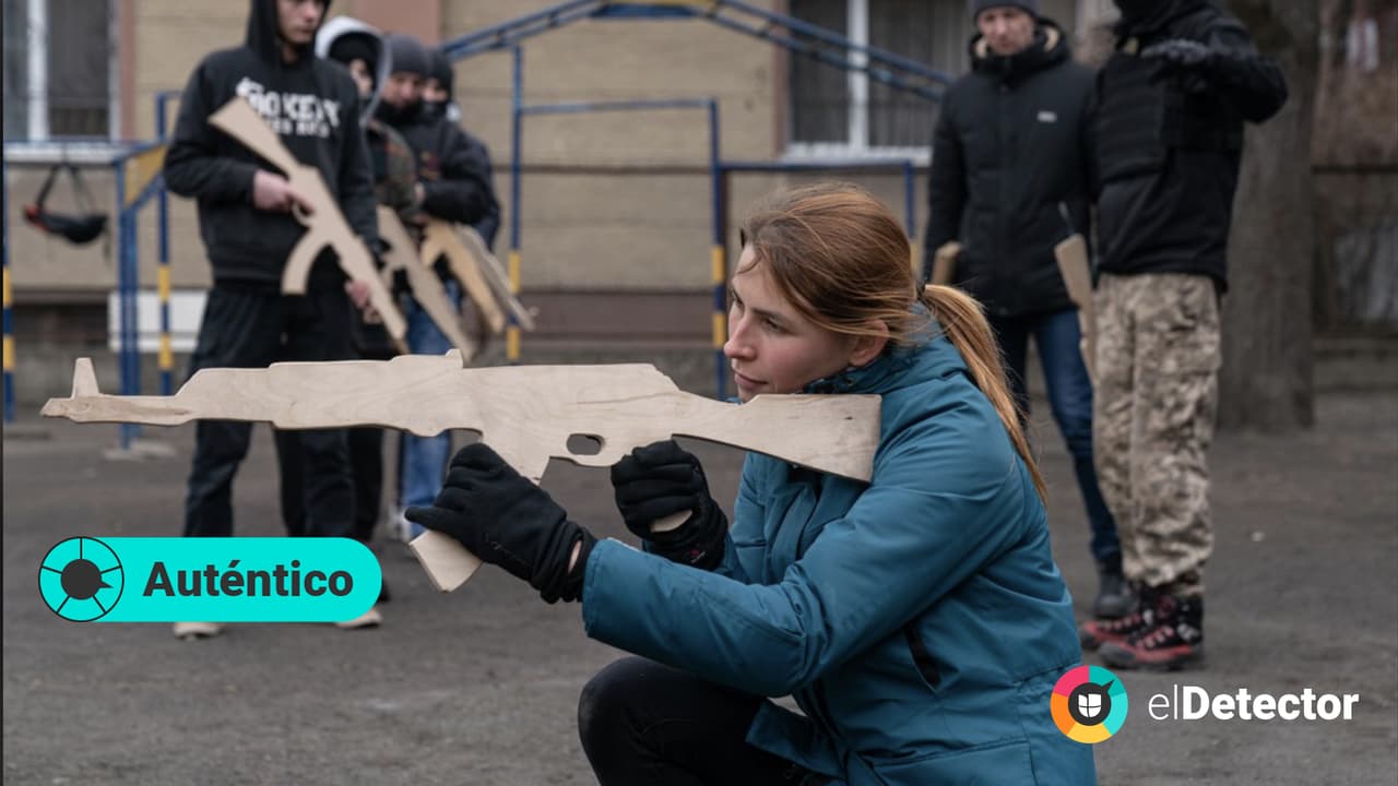 <h3 class="cms-H3-H3"><b>Una civil recibiendo entrenamiento militar en Ucrania</b></h3> Es 
<b>auténtica</b> la foto en la que se ve a una mujer con una metralleta de madera y de la que se dice que se está entrenando para enfrentarse al ejército ruso. Aunque el arma no es real, sí se trata de una sesión de entrenamiento militar a civiles en Ucrania. 
<br>
<br>La instantánea, 
<a href="https://twitter.com/uninoticias/status/1498468814249410560?s=24"><u>reproducida por</u><b> Univision Noticias</b><u> junto a otras</u></a>, fue tomada en la localidad de Ivano-Frankivsk, en el este del país, el 28 de febrero por 
<a href="https://www.lensculture.com/alexeyfurman"><u>Alexey Furman</u></a>, fotógrafo de la agencia 
<a href="https://www.gettyimages.es/"><i>Getty Images</i></a>.
<br>
<br>El texto 
<a href="https://www.gettyimages.es/detail/fotograf%C3%ADa-de-noticias/woman-takes-part-in-a-basic-military-training-fotograf%C3%ADa-de-noticias/1238836224?adppopup=true"><u>que acompaña la imagen,</u></a> 
<a href="https://www.gettyimages.es/fotos/military-training-ucrania?assettype=image&family=editorial&phrase=military%20training%20ucrania&sort=newest"><u>que se puede obtener por suscripción en <i>Getty Images</i></u></a>
<i>,</i> dice lo siguiente: 
<b>“Una mujer participa en una sesión de entrenamiento militar básico el 28 de febrero de 2022 en Ivano-Frankivsk, Ucrania”.</b>
<br>
<br>No es 
<a href="https://es.euronews.com/2022/02/05/miles-de-civiles-ucranianos-reciben-entrenamiento-militar-como-defensa-ante-la-posible-inv"><u>la primera vez</u></a> que 
<a href="https://www.elespanol.com/mundo/europa/20220208/maniobras-fusiles-paramilitares-ucrania-entrenan-invasion-rusia/648435553_0.html"><u>se publican</u></a> en medios de comunicación instantáneas auténticas sobre 
<a href="https://www.thesun.co.uk/news/17555445/gran-ukraine-russia-militia-putin/"><u>este tipo de entrenamientos</u></a> de civiles 
<a href="https://elpais.com/internacional/2022-02-06/civiles-ucranios-entrenan-para-la-guerra-bajo-la-sombra-de-la-amenaza-rusa.html"><u>con réplicas de armas</u></a>.También son fotos hechas por profesionales de agencias de noticias, como la española 
<i>EFE </i>o la estadounidense 
<i>AP</i>, de reconocido prestigio y que sirven a medios de comunicación de todo el mundo.
<br>
