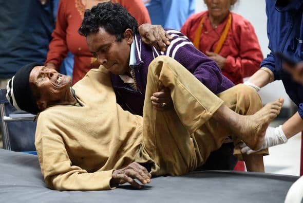 El nepalí Dhanjay Kami, de 84 años, es atendido en un hospital de Katmandú por las heridas sufridas durante el terremoto del sábado que dejó unos 2 mil muertos.