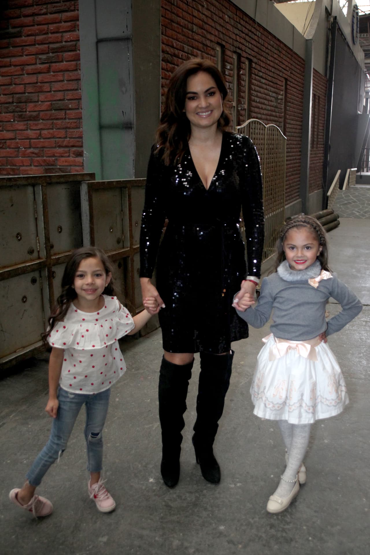 Más tarde, Rafaela se cambió de ropa y junto con su mamá, Paola Eraso, paseó por el foro. En los alrededores se encontraron con la pequeña Luna, es decir, mini Vero.