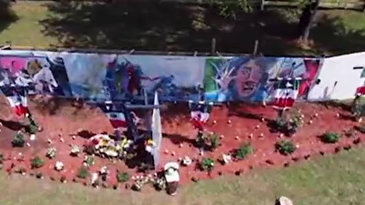 Banderas, velas y flores: levantan memorial en recuerdo de los ocho trabajadores que murieron en el choque en Florida Central