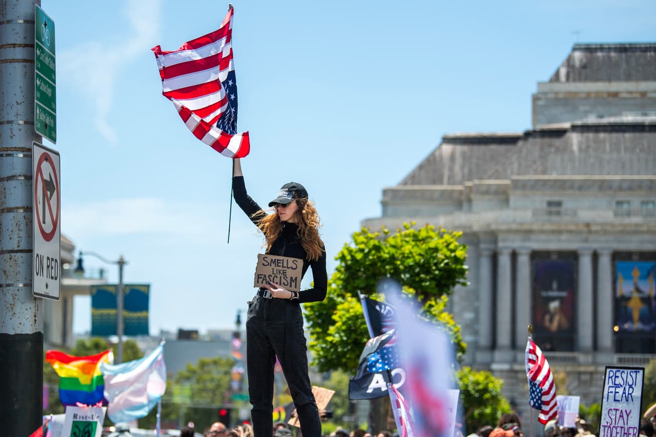 En Marin, las autoridades reportaron entre 2,000 y 3,000 asistentes en Corte Madera y Walnut Creek, con familias enteras que pidieron respeto a los derechos civiles y el fin de las redadas de ICE.