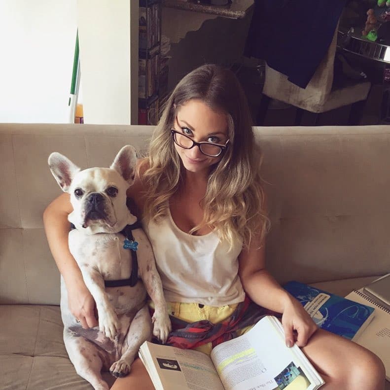 Natalia tiene un hijo, si, un bulldog francés llamado ‘Meat’.