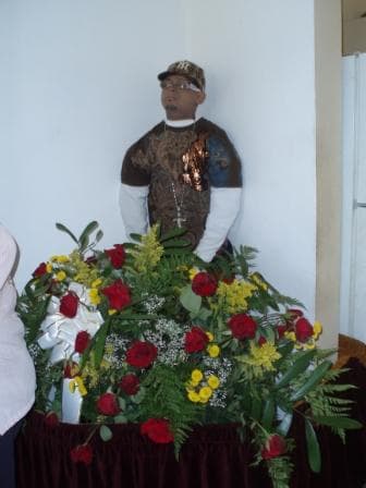 'Angel Luis "Pedrito" Pantojas, de 24 años hizo historia al convertirse en el ya famoso "Muerto Parao". Fue el primero en Puerto Rico en tener un velatorio inusual y lo hizo de pie para "demostrarle" a sus enemigos que nada lo derrota.