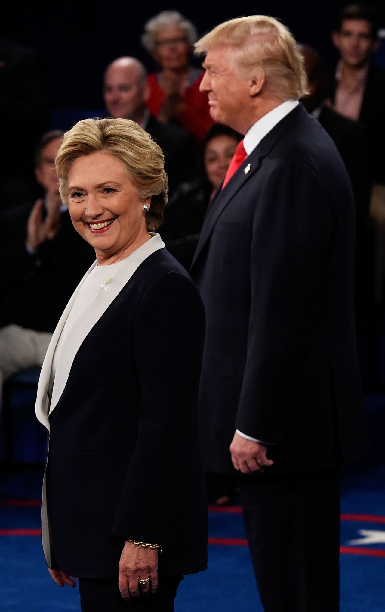 La expresión risueña de Hillary Clinton, al escuchar a su contricante.
<br>