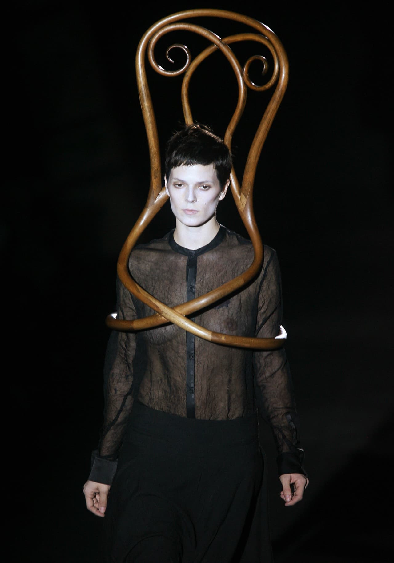 Su físico le ayudaba en la pasarela, más destacaba por el dramatismo que impregnaba al diseño asignado, como en este desfile en el 2007.