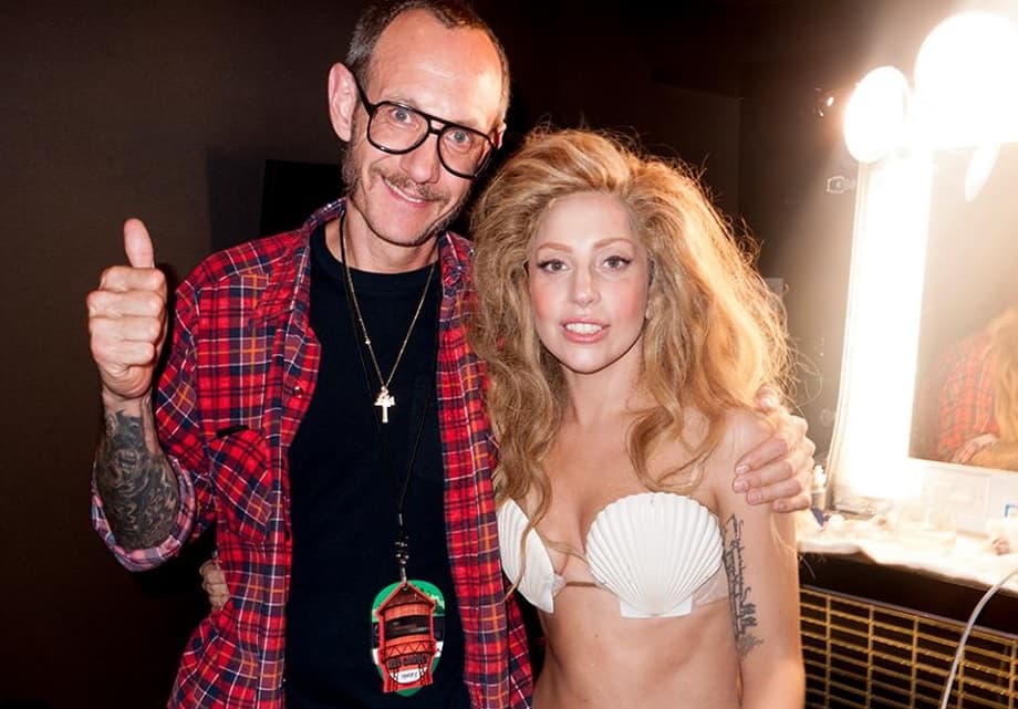 Gaga con 'outfit' de sirena.