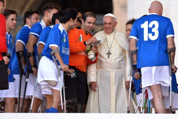 Una selfie más, esta vez con los miembros del equipo de futbolistas amputados de Italia.