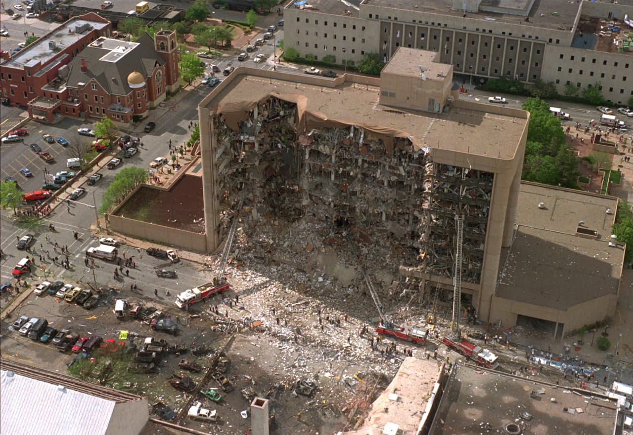 <b>La bomba en Oklahoma City: 19 de abril de 1995. </b>Un camión cargado con fertilizante de nitrato de amonio explotó frente al edificio federal Alfred P. Murrah en el centro de Oklahoma City, Oklahoma, matando a 168 personas. El estadounidense Timothy McVeigh fue el principal el responsable del ataque, según él en represalia por el manejo que el gobierno había hecho durante el asedio de Waco. McVeigh fue declarado culpable y ejecutado por inyección letal en 2001.