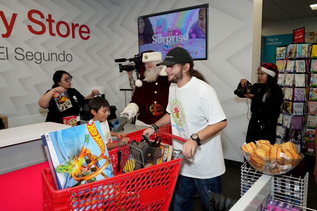 Desde 2016, mientras estudiaba Administración de Empresas en la
<b><a href="https://www.univision.com/local/los-angeles-kmex/muro-migratorio-en-una-universidad-de-california-fue-blanco-de-vandalismo" target="_blank">Universidad Loyola Marymount</a></b>, en Los Ángeles, Prince Jackson cofundó la organización sin fines de lucro 'Heal Los Angeles'. A través de la misma ofrece desde comida hasta juguetes a los menos afortunados en el sur de California.