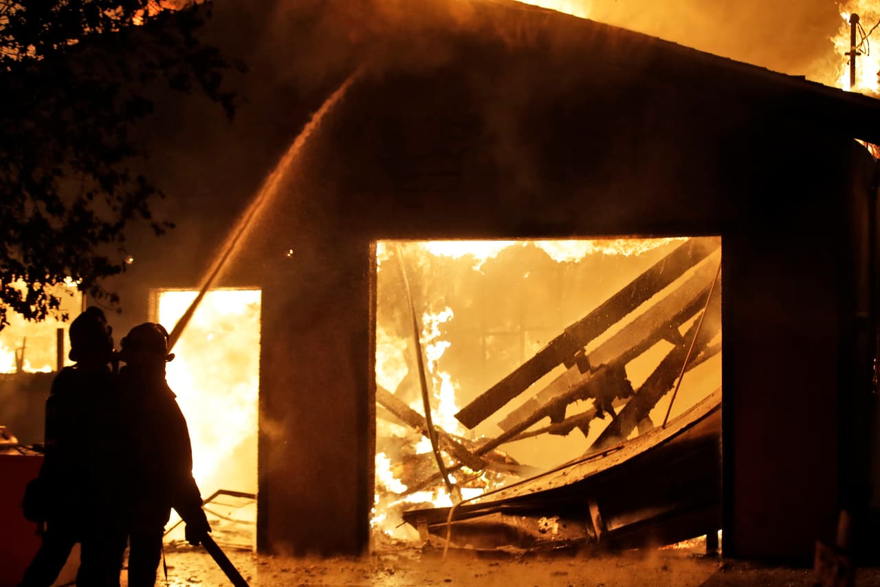 El incendio Kincade golpeaba un área rural del condado vinícola de Sonoma desde el miércoles por la noche, y creció rápidamente en unas pocas horas a 4,000 hectáreas, informó CalFire, el cuerpo de bomberos del estado.
