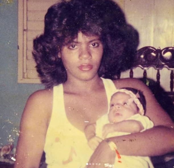 Junto al mensaje pudimos ver a Francisca entre los brazos de su madre, doña Divina Montero, cuando era bebé y cuando cumplió 30 años.