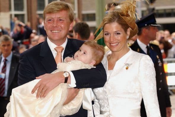 Catharina-Amalia es la hija del rey Willem Alexander y su esposa la reina Máxima. Willem ascendió al trono en 2013, luego de la abdicación del trono por parte de su madre, la reina Beatriz.La princesa de Orange, la mayor de tres hermanas, a sus 11 años va a un colegio público, practica judo, jockey, le encanta la actividad hípica y habla perfectamente holandés, español e ingles.Y aunque sus apariciones públicas por el momento son limitadas, sus papás se aseguran de incluirla en las actividades tradicionales y necesarias para su formación como futura reina.