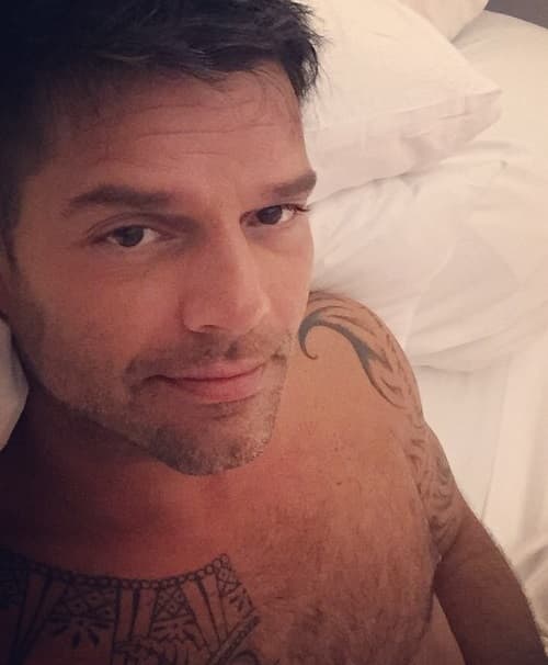 Otro galán que nos sedujo este mes de mayo fue Ricky Martin, quien compartió sus selfies desde la cama.