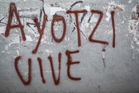Varias paredes fueron pintadas por los manifestantes, como esta en la que se lee: "Ayotzi vive".