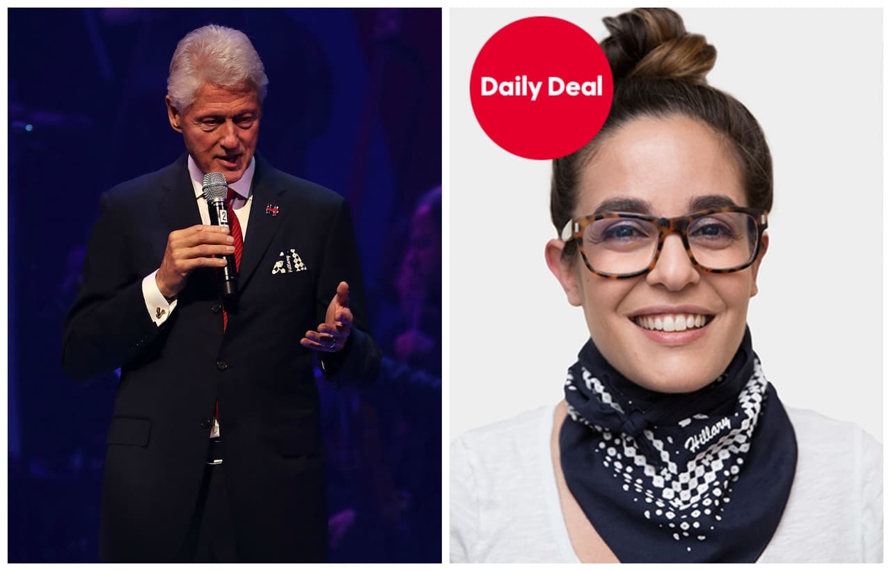 Además de la bandana diseñada por Thakoon, Bill Clinton usó un pin con la 'H' emblemática de Hillary.