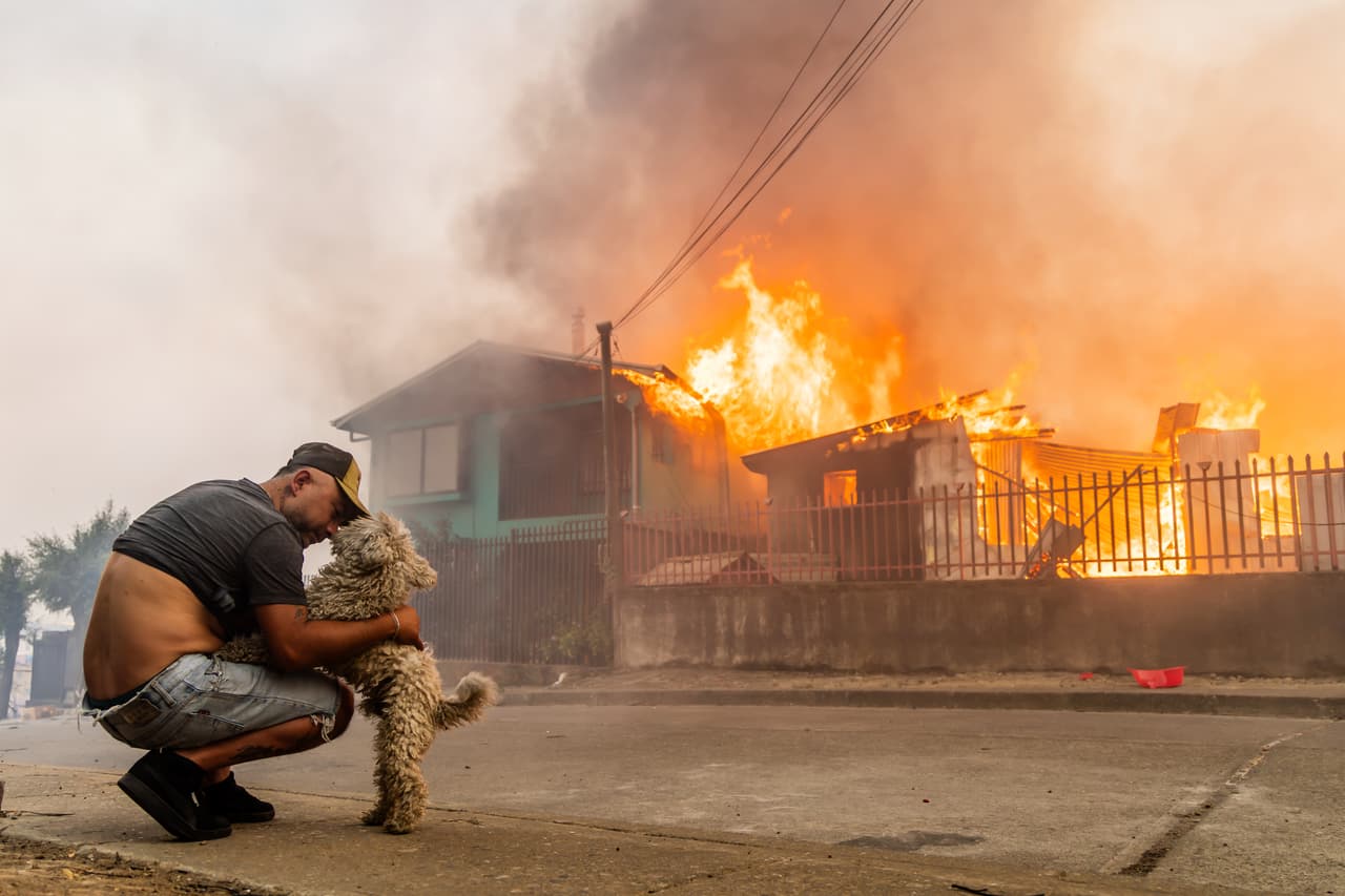 Un habitante de Chile abraza a su perro en medio del incendio.