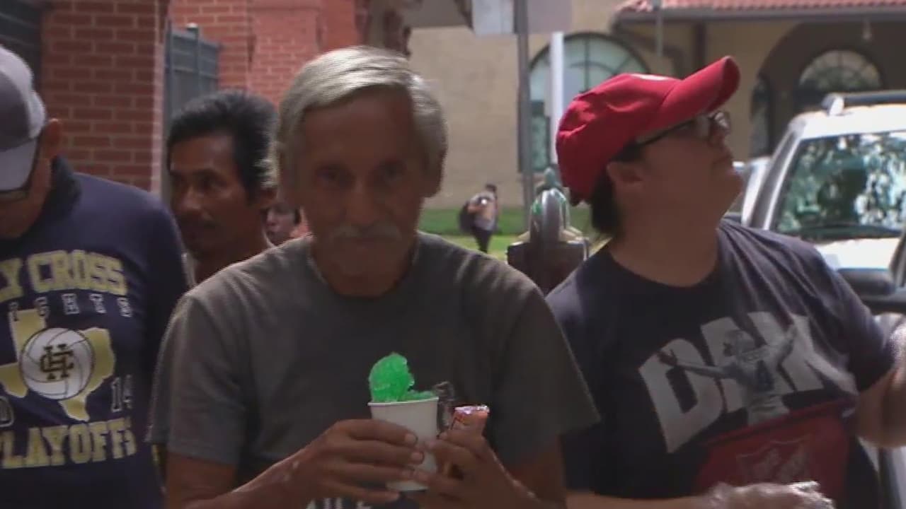 Salvation Army continúa esfuerzos para refrescar a personas en situación de calle en San Antonio