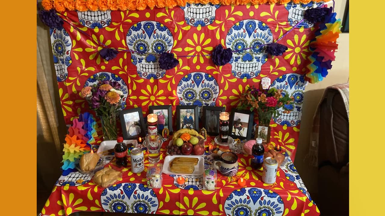 Este colorido altar de muertos es de Mary Ramírez ella lo decoró con catrinas, flores, comida y calaveritas de azúcar.