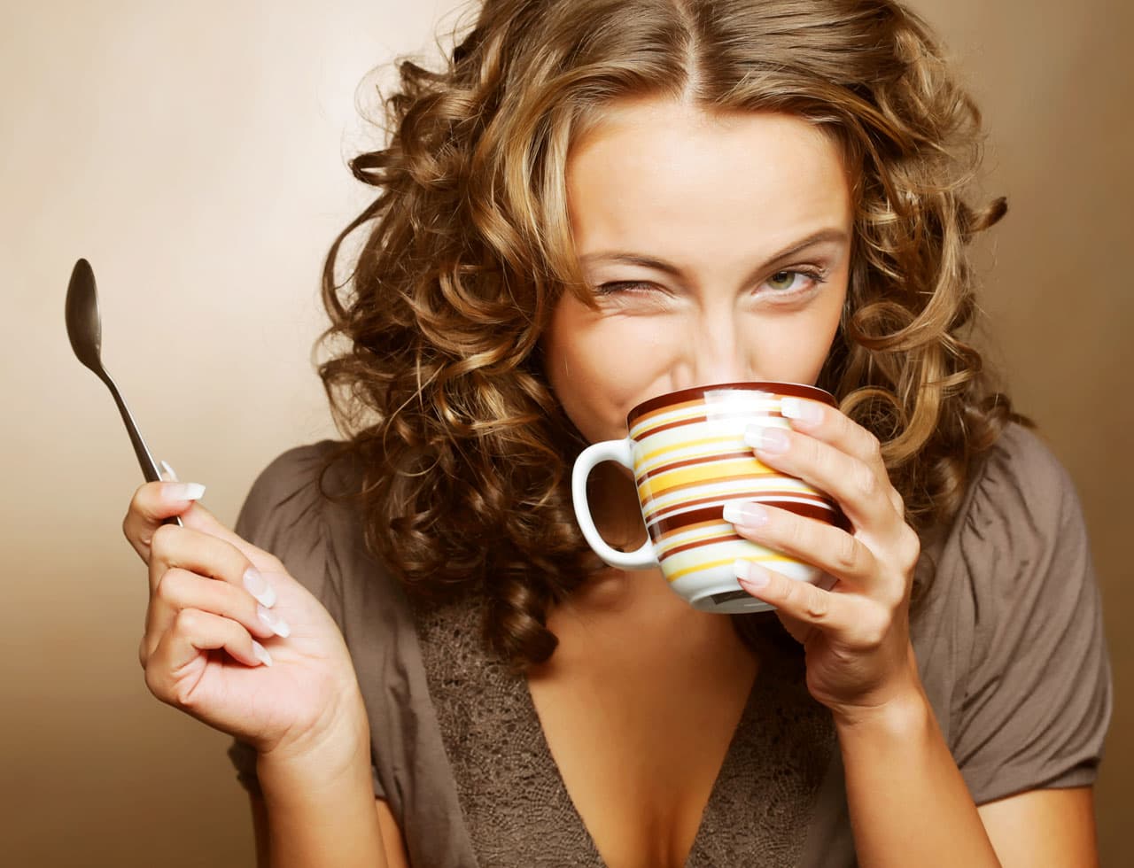 El consultante deberá beber su té cuando esté tibio hasta dejar solamente la medida de una cucharadita de la bebida dentro de la taza. Luego deberá tomar la taza por el asa y con su mano izquierda (si es diestro; si es zurdo, con la derecha), girarla tres veces de izquierda a derecha, en el sentido de las manecillas del reloj, con movimientos fuertes y decididos.