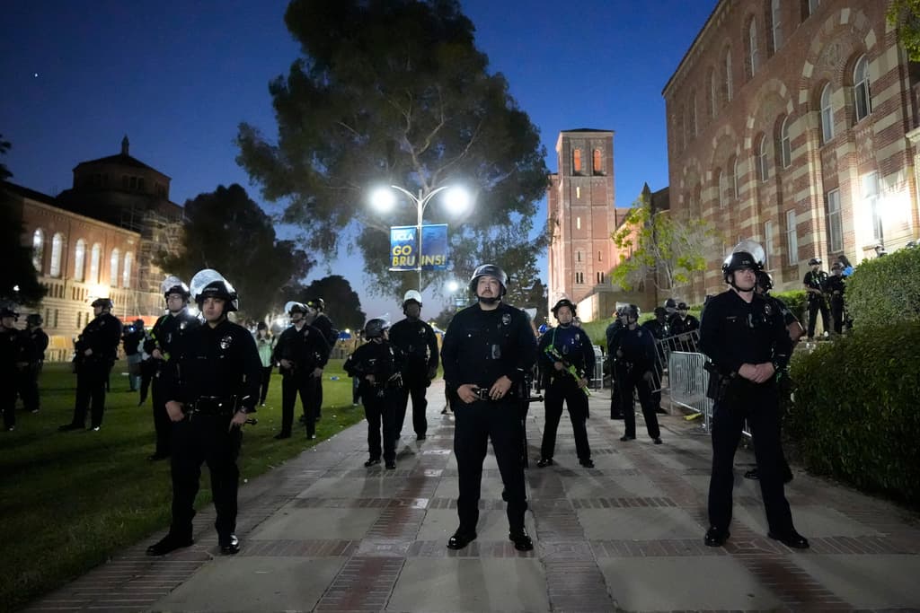 Policías desplegados en el campus de la UCLA el miércoles.