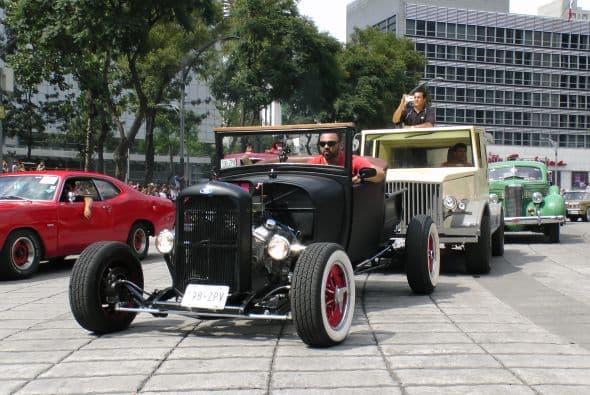 Casi dos mil vehículos clásicos desfilaron por las calles de la Ciudad de México para romper el Récord Guinness de más autos de este tipo en movimiento. Transitaron mil 721 autos, lo que superó la marca de Holanda, cuyo récord era de 948 vehículos. De acuerdo con las autoridades, el paso de estos autos clásicos fue visto por 250 mil asistentes. Circularon autos Datsun 1300, Jaguares, MG 59, Chevrolet apache, Alfa Romeo, Mercury, Porche, entre otros, que atrajeron la atención de capitalinos y visitantes. El paso de los vehículos fue interrumpido por el calentamiento de algunos que se quedaron en el camino y provocaron “cuellos de botella”; sin embargo, los organizadores confiaron en que los vehículos llegarían a la meta.