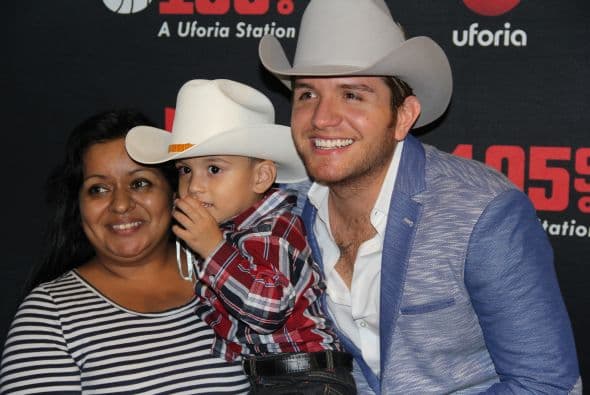 El Dasa no solo deleitó a sus fans con su voz y carisma, también compartió con ellos tomándose fotos antes del concierto. 