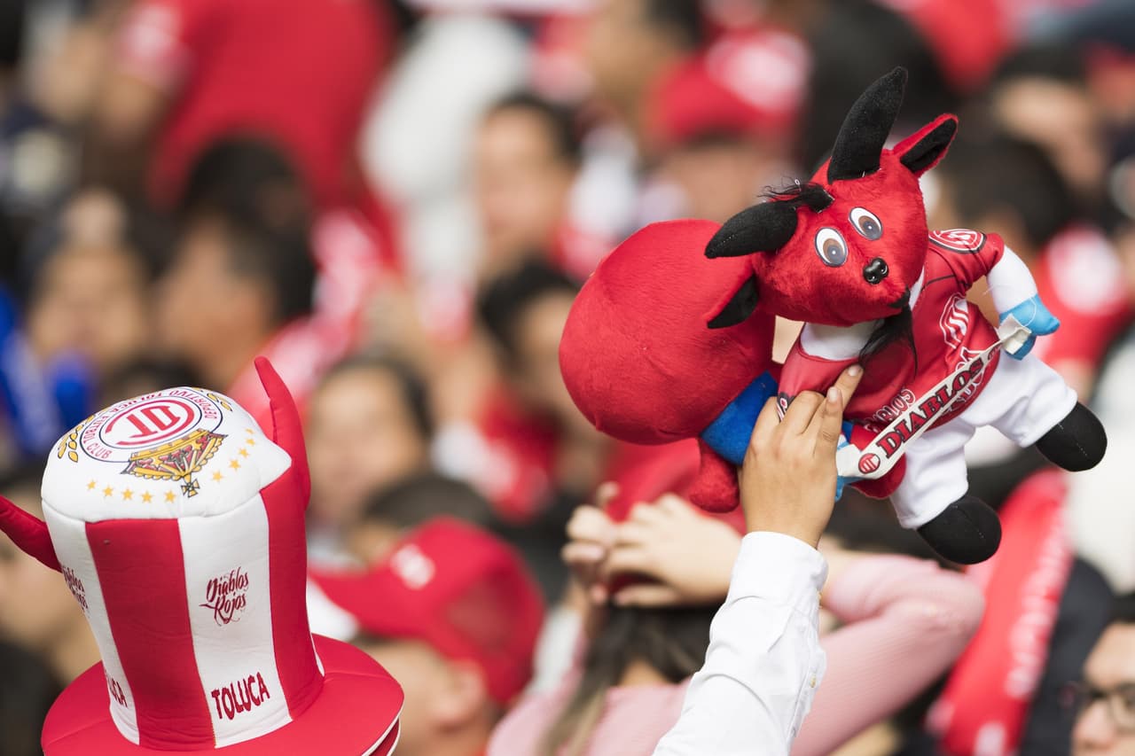 Hasta la mascota en las tribunas estuvo para darle color a la jornada.