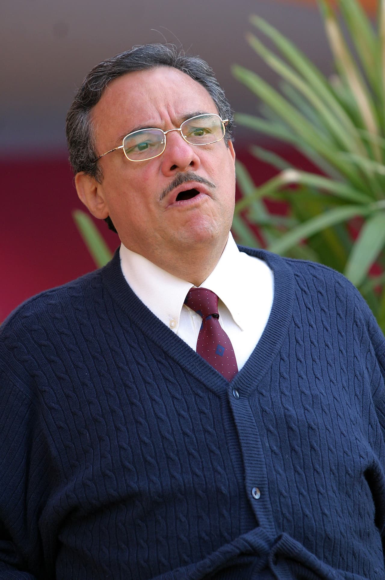 “Independientemente de donde se exploten, ya sea a través del disco que ya está por desaparecer, de las plataformas, de los conciertos, a través de las sociedades extranjeras, de los bailes”, comentó.