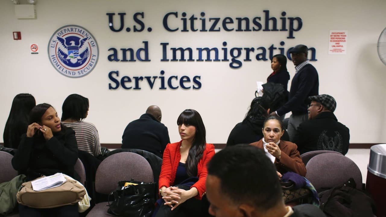 ¿Qué significa la pausa de peticiones migratorias? Abogado lo explica