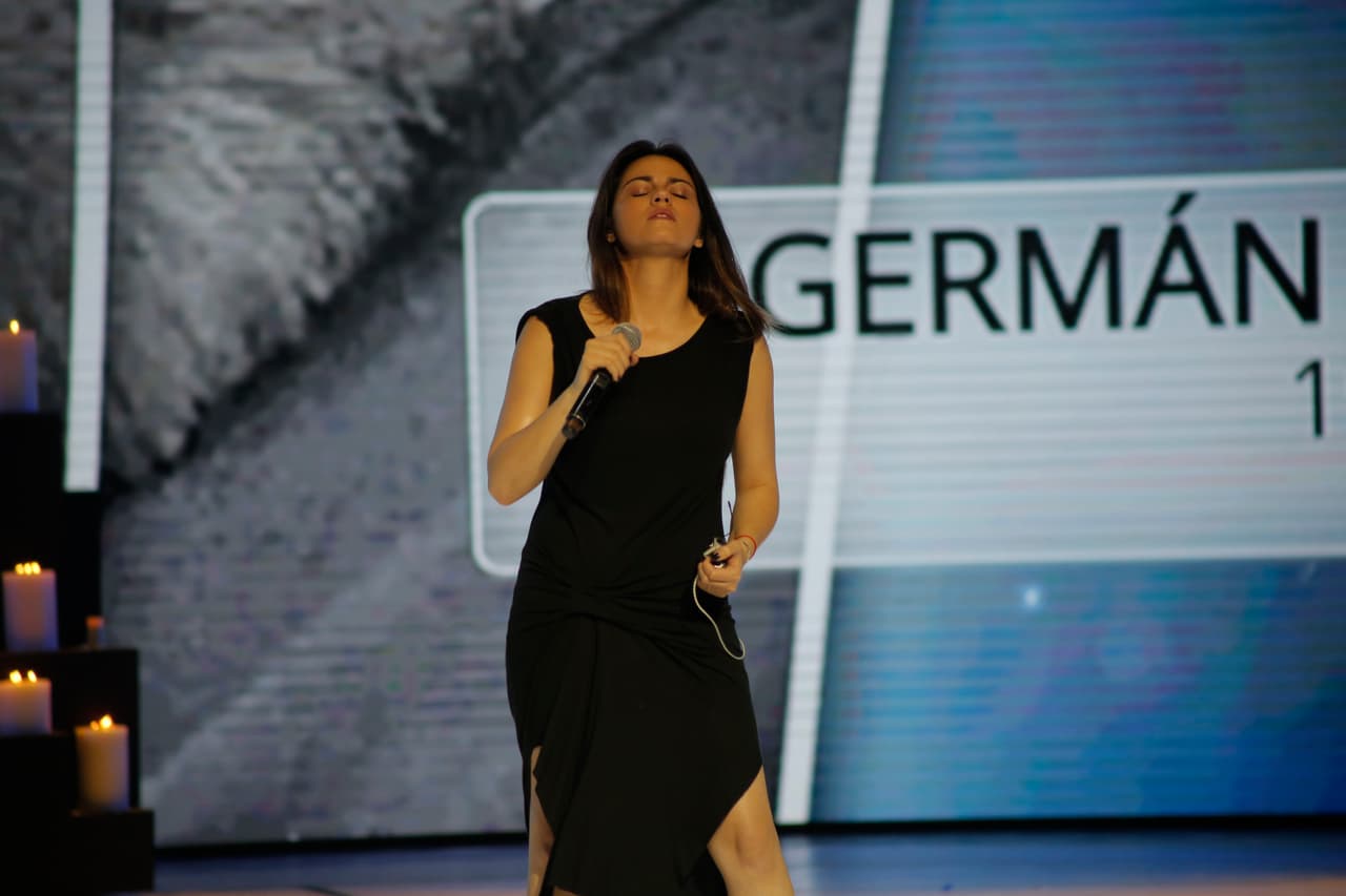 Incluso se veía con mucho sentimiento en el escenario.