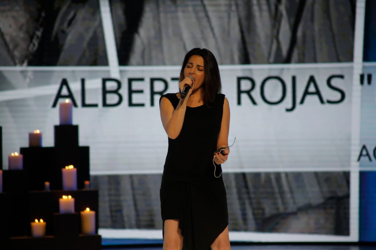 Por el ambiente del escenario se ve que será una actuación muy emotiva.