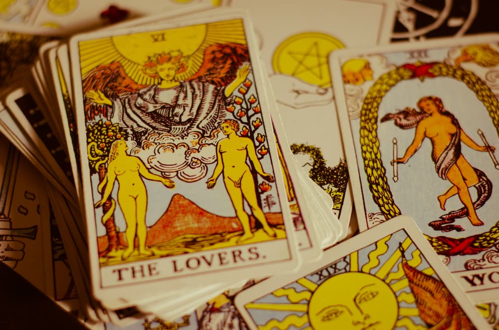 Como todo el resto de las cartas del tarot, si en la tirada te sale invertida, también tiene otro significado. No necesariamente será negativo, pero ahí nos denota una falta de equilibrio y armonía. Que estamos indecisos y confundidos ante algo, una opción ante nosotros, que puede ser la pareja misma.