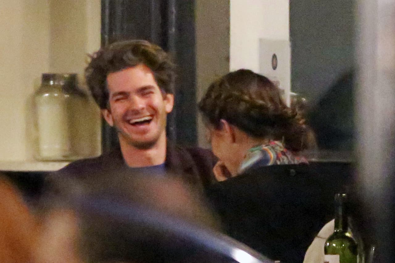 Estaba muerto de risa con la plática con la chica.