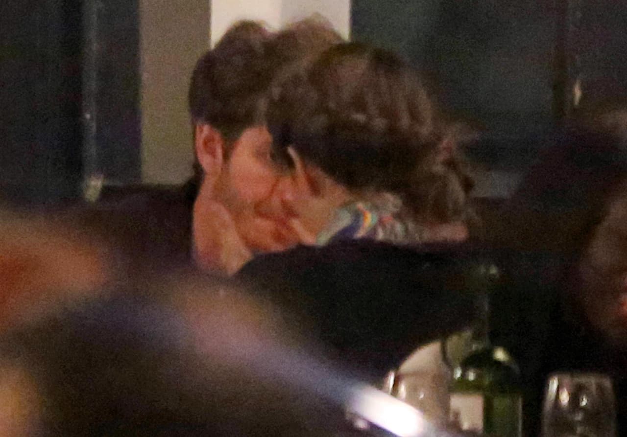 Andrew no le quitaba la vista de encima.