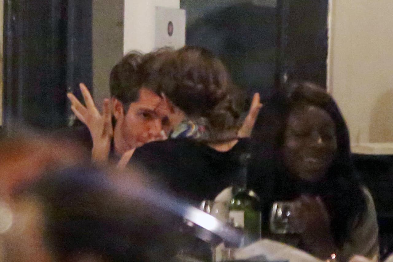 La identidad de la chica no ha sido revelada, pero se nota que lo tiene encantado.