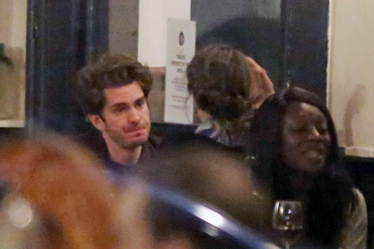 El actor británico la llevó a cenar a un 'pub' de moda en Londres.