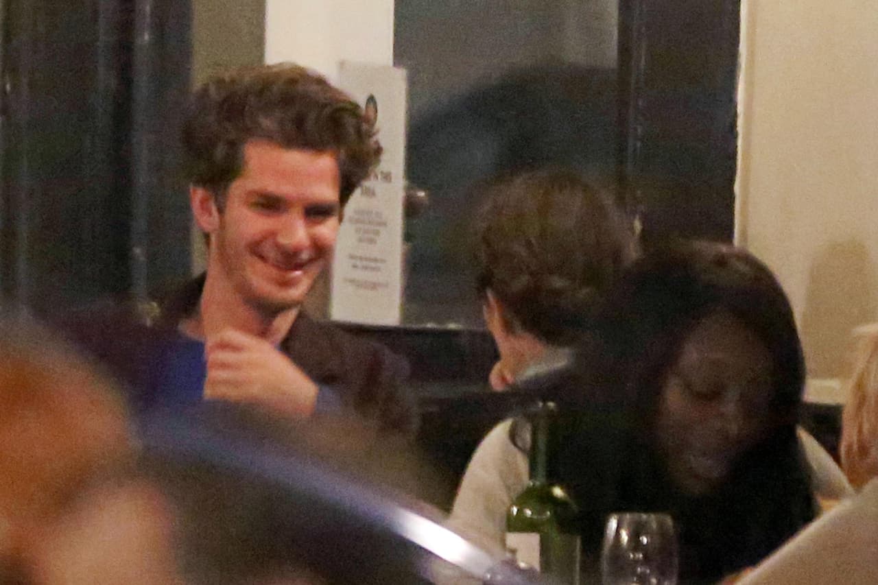 Y se la pasó riendo y feliz con su nueva chica.