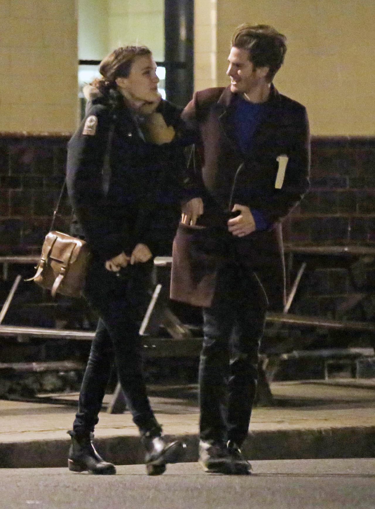 Salieron del pub y siguieron caminando y conversando.