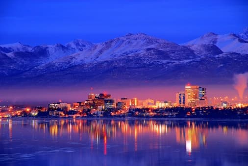 <b>Anchorage, Alaska.-</b> Esta ciudad al norte del país tiene un salario promedio anual de 58,980 dólares y una tasa de desempleo de 6.1%. El costo promedio de las casas ronda los 259,900 dólares.
<br>
<br>