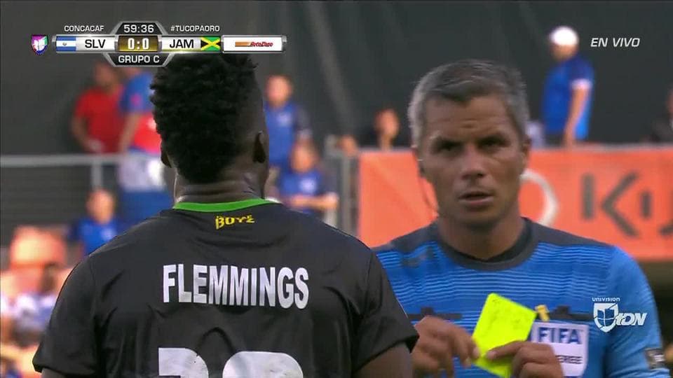 Tarjeta amarilla. El árbitro amonesta a Junior Flemmings de Jamaica
