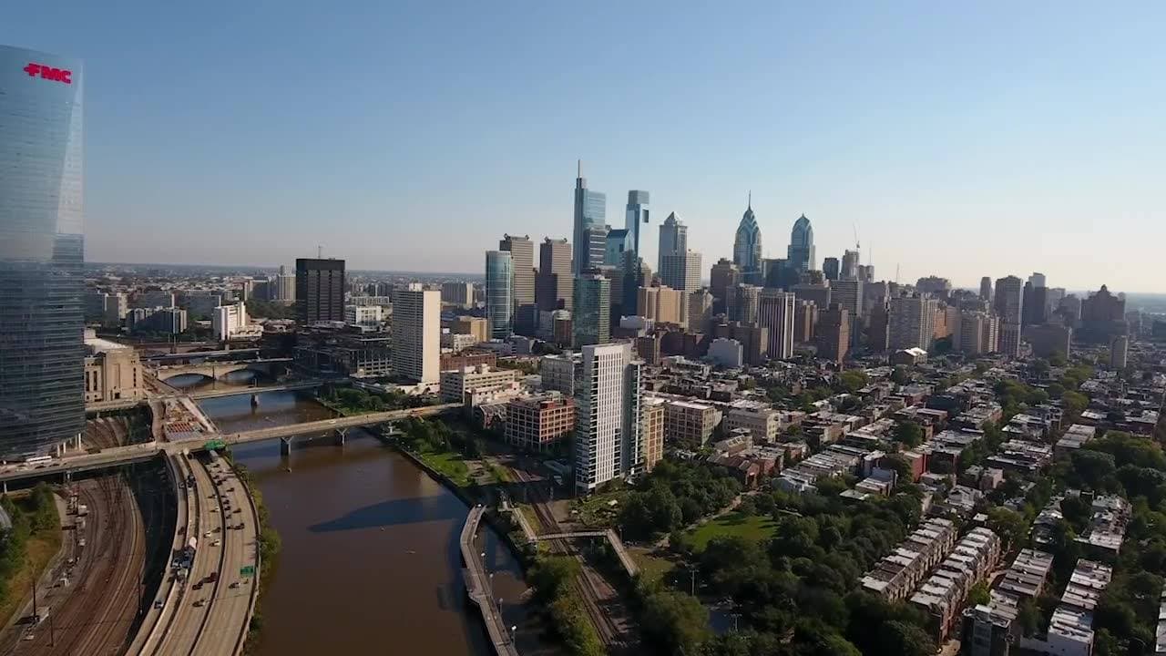 <b>Número 4: Filadelfia</b>. Filadelfia, conocida como la “ciudad del amor fraternal”, es la ciudad más grande del estado de Pensilvania. Lo que significa que hay mucho que hacer y ver. Aunque hay demasiado para cubrir en un solo fin de semana, hay algunas cosas que "debes" visitar, como la Campana de la Libertad, el Museo de Arte de Filadelfia (donde también puede fingir que es Rocky y subir corriendo los escalones del frente), la famosa escultura LOVE y Independence Hall, donde se escribieron tanto la Declaración de Independencia como la Constitución.