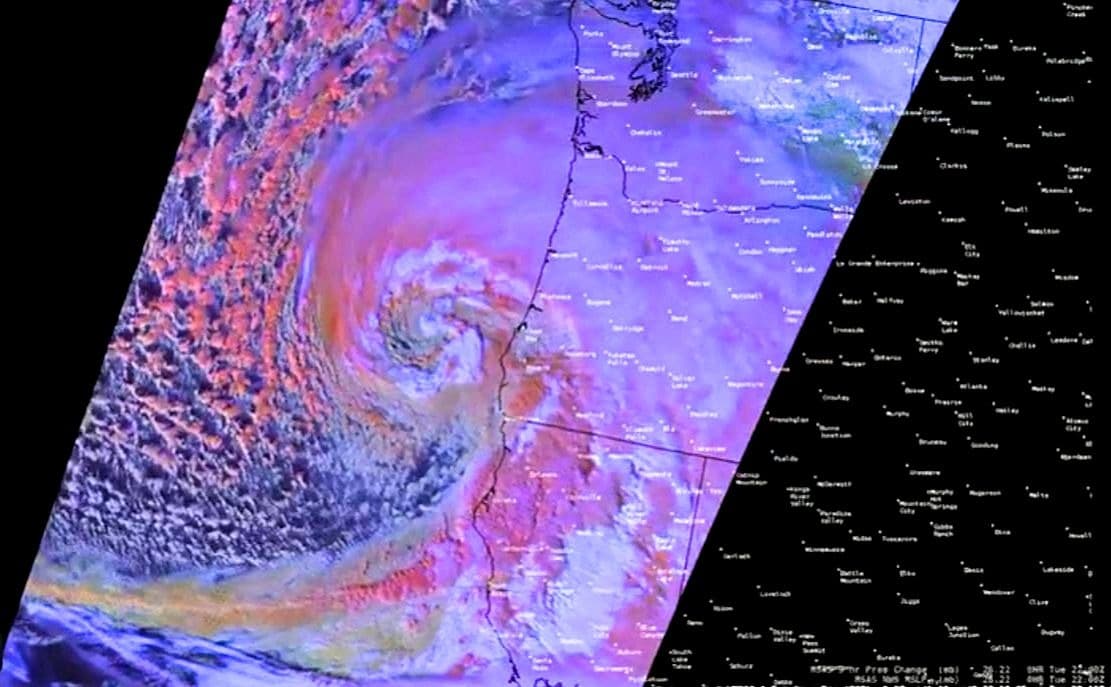 La 
<a href="https://www.univision.com/local/san-francisco-kdtv/un-ciclon-bomba-como-no-se-habia-visto-en-los-ultimos-15-anos-comienza-a-azotar-al-norte-de-california" target="_blank">posibilidad de nevadas</a> está latente desde este miércoles en las zonas con hasta 3,000 pies de altura en el Área de la Bahía, mientras que para el Día de Acción de Gracias ese parámetro bajará hasta los 2,000 pies. El NWS advierte que las zonas de Lake Tahoe y la Sierra Nevada podrían registrar una acumulación de nieve de entre 2 y 3 pies.