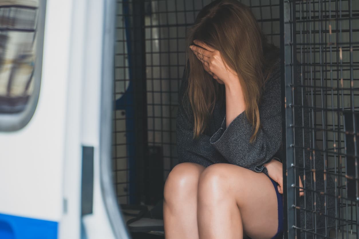 Una joven es arrestada por ahorcar a su hija de dos años tras discutir con su pareja