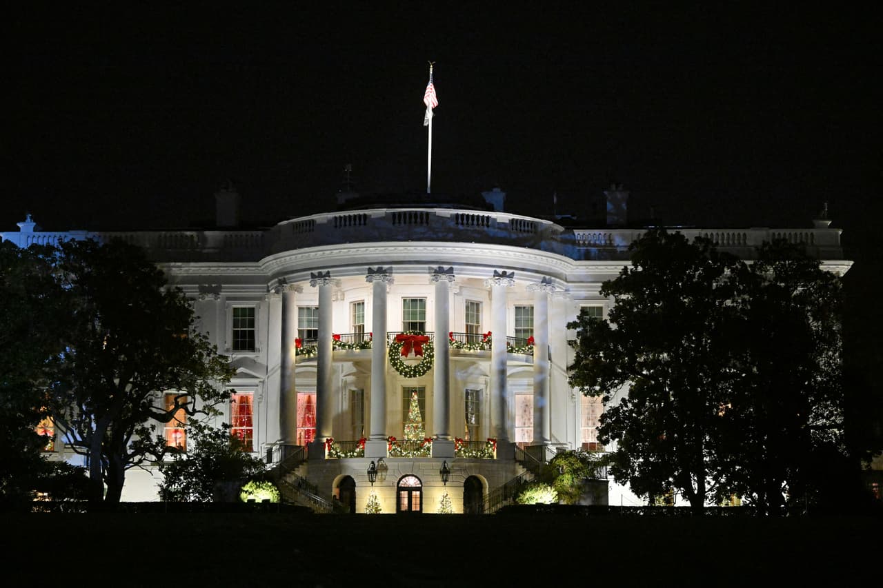 La temporada navideña se abrió este lunes, cuando Jill Biden mostró la decoración navideña de la Casa Blanca, bajo el lema “Maravilla, magia y alegría”.