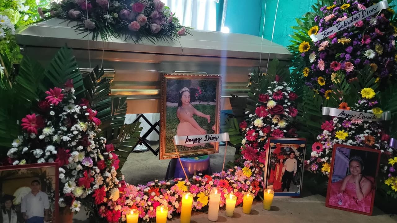 Decenas de personas se dieron cita para acompañar a la familia y 
<b><a href="https://www.univision.com/local/houston-kxln/familiares-y-amigos-de-anggy-diaz-se-reunen-en-magnolia-para-darle-el-ultimo-adios-video" target="_blank">despedir a Anggy,</a></b> cuyo cuerpo llegó a Chinandega, lugar en el que nació.