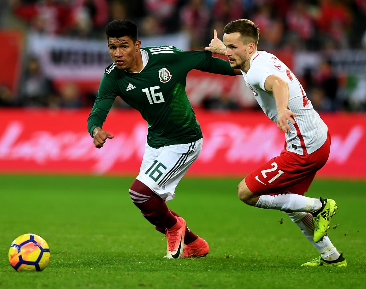 jesús Gallardo tuvo una tarde discreta a la ofensiva, pero su labor defensiva fue valiosa - 6