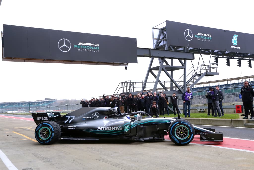 La presentación del ‘Silver Arrow’ fue en el circuito internacional de Silverstone, donde el equipo técnico y pilotos se encargaron de destacar que es una de las máquinas más avanzadas desarrolladas por la escudería.