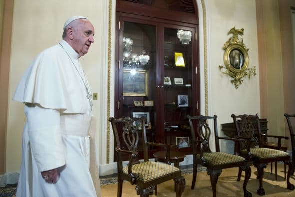 Francisco caminando al encuentro de John Boehner.