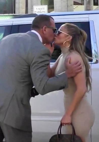 La repartición de besos comenzó desde temprano, cuando ambos fueron vistos saliendo de la residencia que comparten en Miami, Florida.